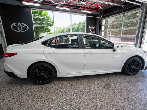 Used 2025 Toyota Camry SE FWD image 4