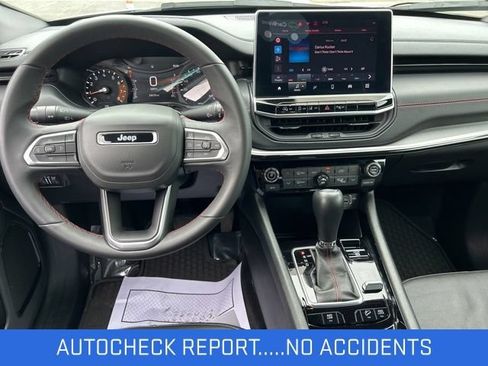 Used 2025 Jeep Compass Trailhawk AWD/4WD image 2