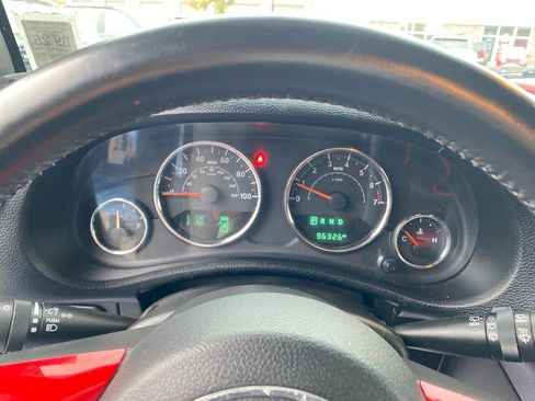 Used 2018 Jeep Wrangler Unlimited Rubicon w/ Connectivity Group image 16