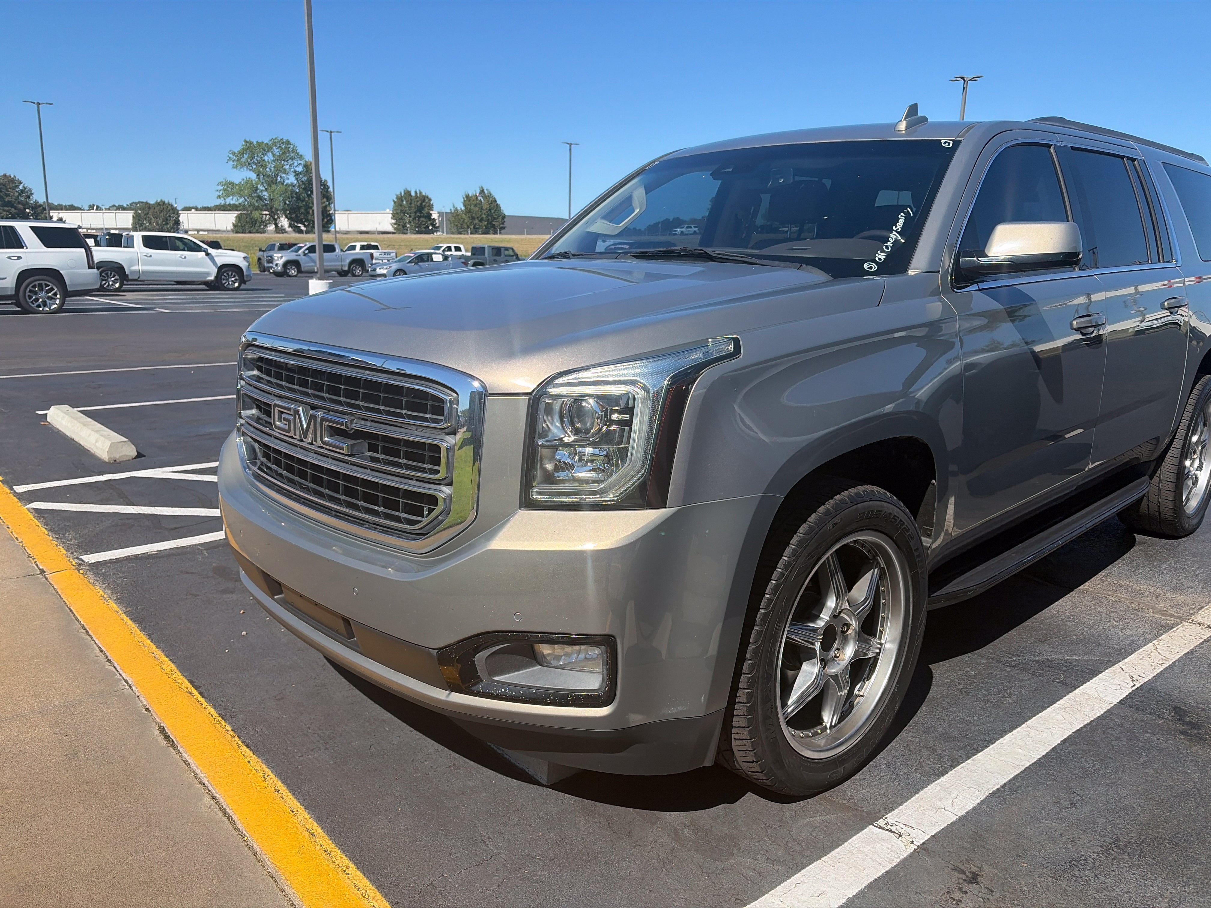 Used 2019 GMC Yukon XL SLT RWD image 1