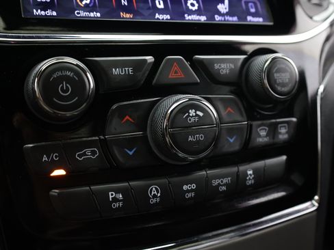 Used 2020 Jeep Grand Cherokee Limited w/ Premium Lighting Group AWD/4WD image 21
