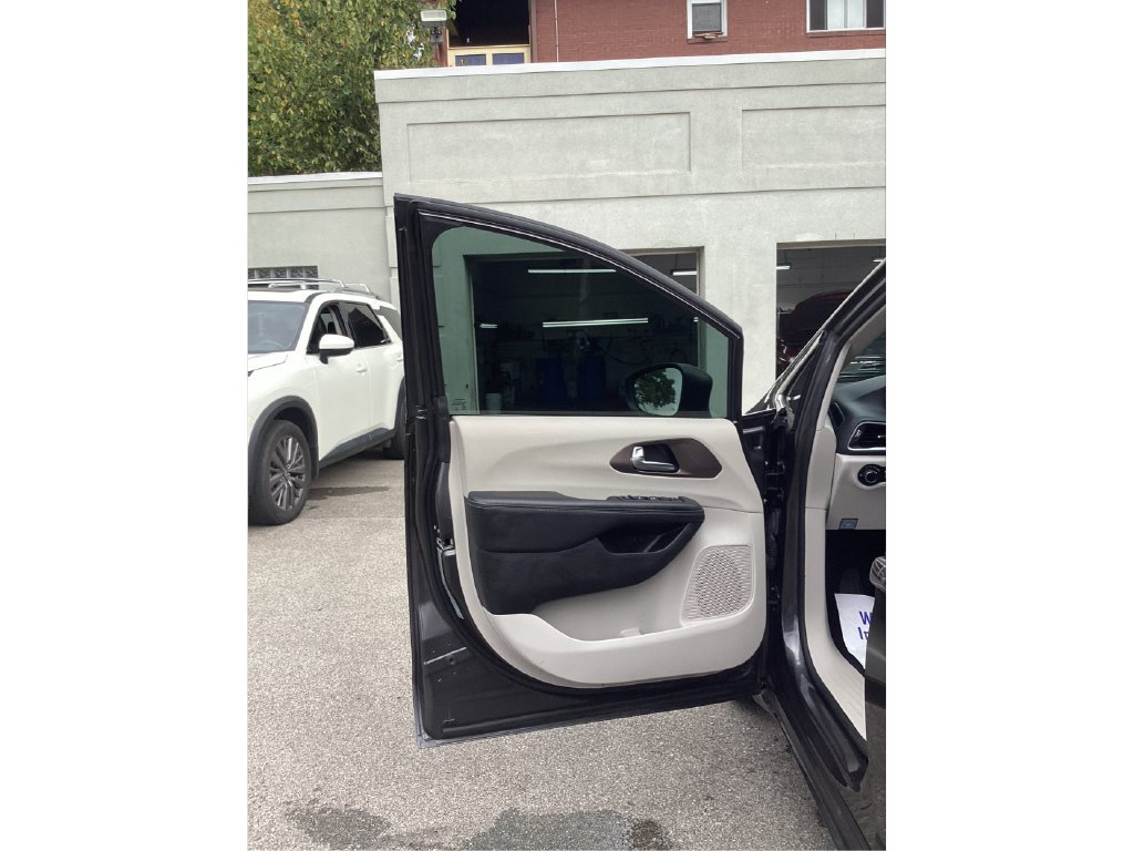Used 2022 Chrysler Voyager LX FWD image 17