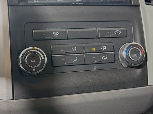 Used 2016 Nissan Frontier SV image 16