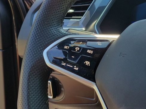 Used 2022 Volkswagen Tiguan SE R-Line image 29