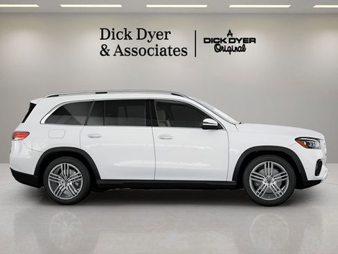 Used 2025 Mercedes-Benz GLS 450 4MATIC image 4