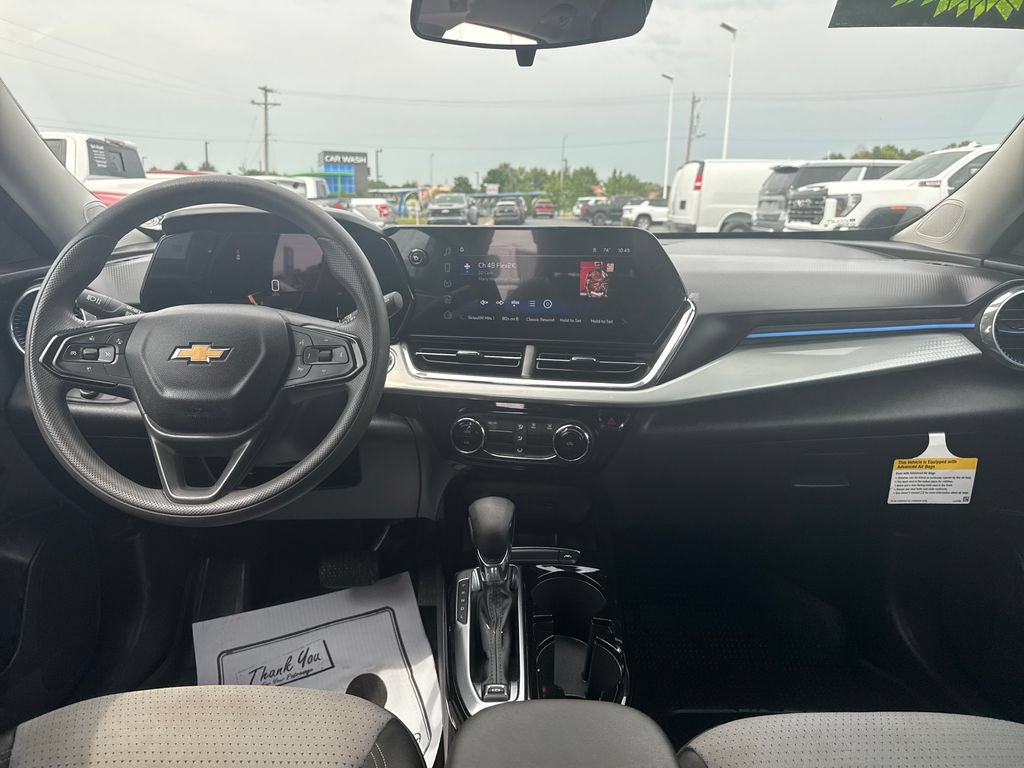 Used 2025 Chevrolet Trax LT FWD image 14