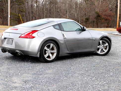 Used 2010 Nissan 370Z Touring image 3