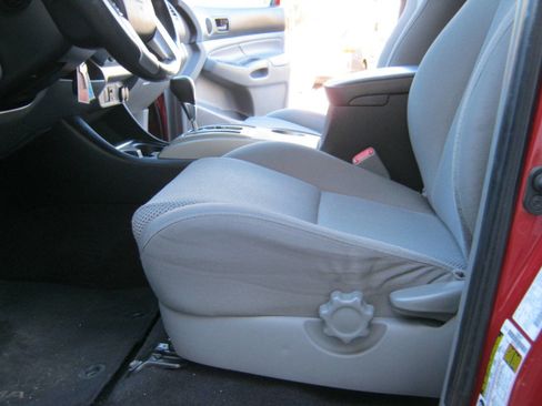 Used 2014 Toyota Tacoma 4x4 Access Cab V6 w/ TRD Off-Road Package image 8