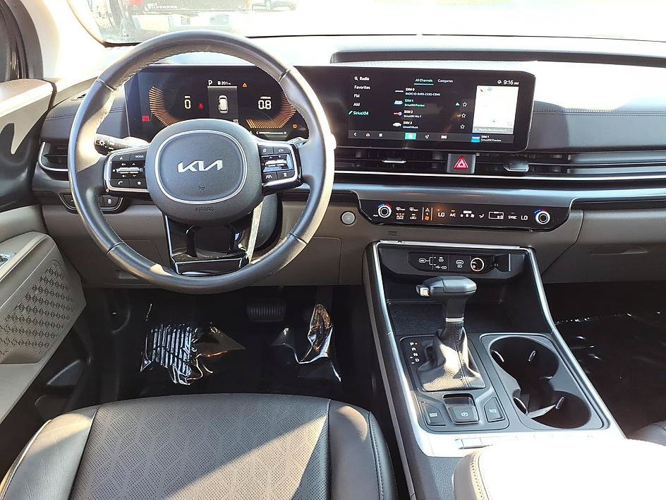 Used 2025 Kia Carnival FWD image 21
