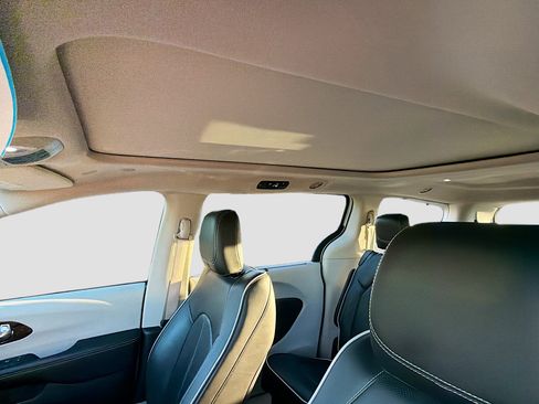 Used 2022 Chrysler Pacifica Limited image 27