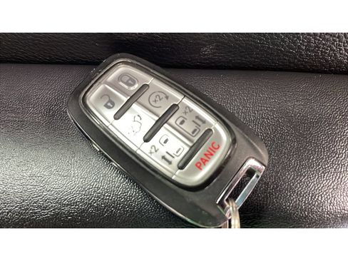 Used 2025 Chrysler Pacifica Select FWD image 10