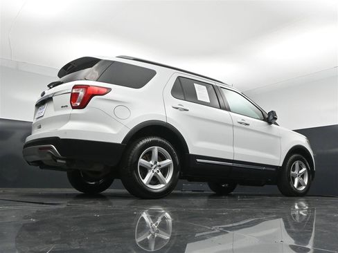 Used 2017 Ford Explorer XLT w/ Equipment Group 201A AWD/4WD image 31