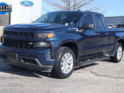 Used 2020 Chevrolet Silverado 1500 Custom w/ Custom Value Package image 2