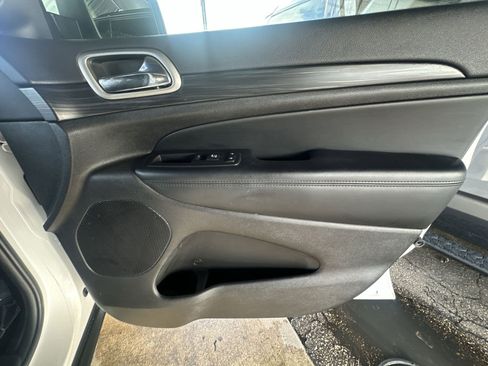 Used 2019 Jeep Grand Cherokee Laredo image 29