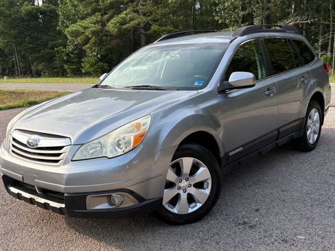 Used 2010 Subaru Outback 2.5i Premium AWD/4WD image 2