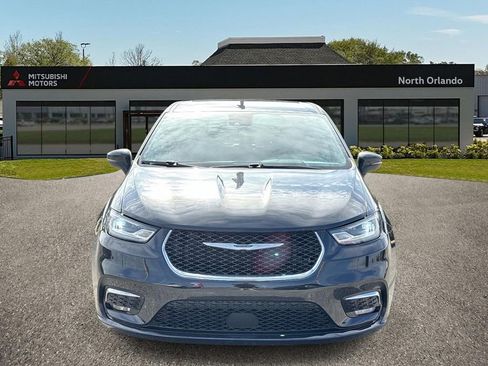 Used 2023 Chrysler Pacifica Touring-L image 8