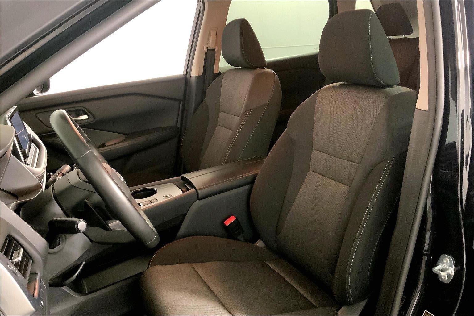 Used 2025 Nissan Rogue SV FWD image 22
