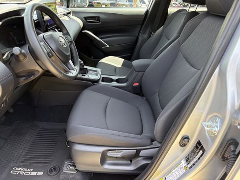 Used 2026 Toyota Corolla Cross LE FWD image 9