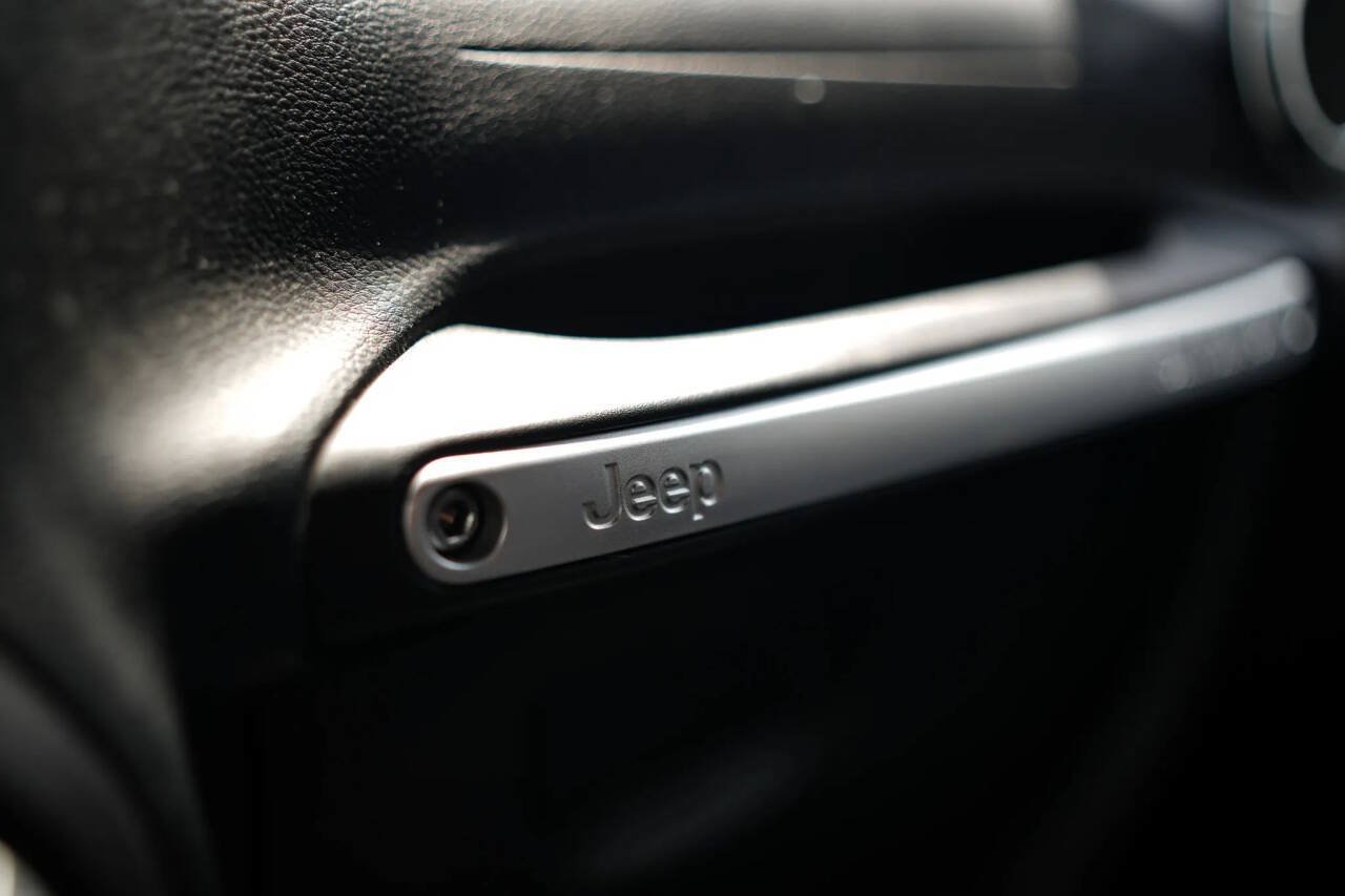 Used 2012 Jeep Wrangler Unlimited Rubicon w/ Dual Top Group AWD/4WD image 61