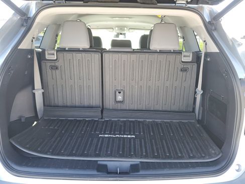 Used 2023 Toyota Highlander LE AWD/4WD image 9