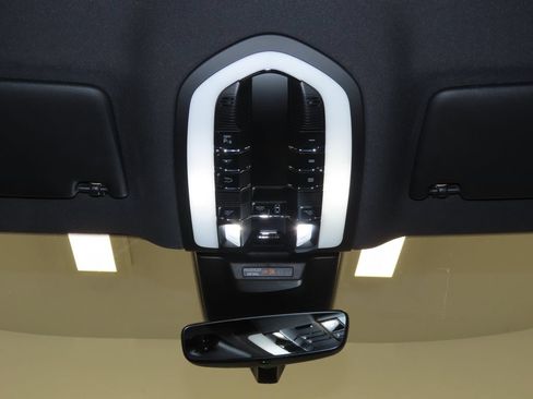 Certified 2025 Porsche Macan AWD/4WD image 31