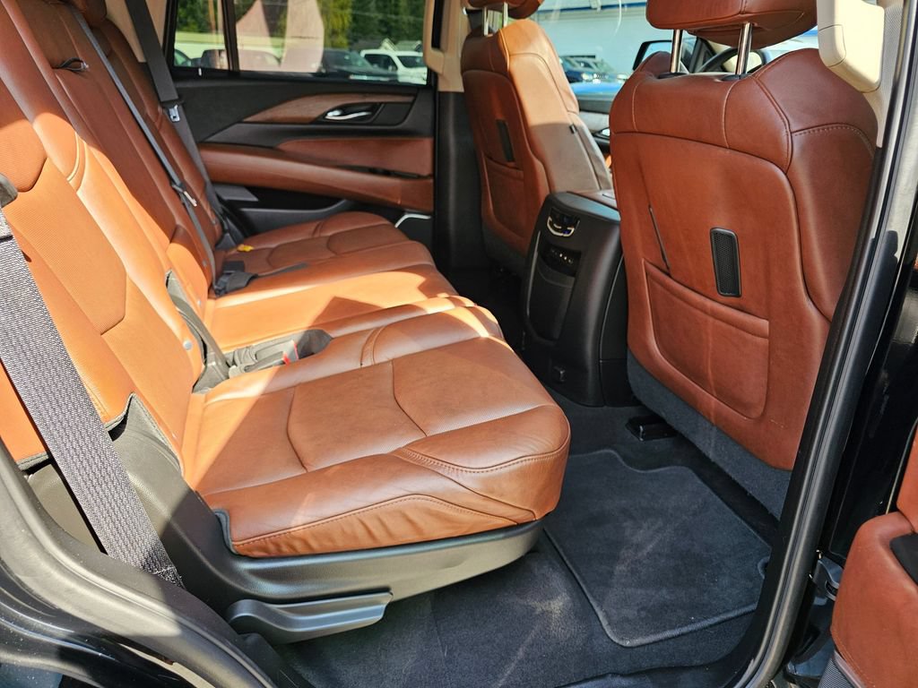Used 2020 Cadillac Escalade Premium Luxury w/ Escalade Sport Edition AWD/4WD image 16
