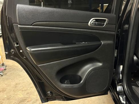 Used 2017 Jeep Grand Cherokee Altitude image 29