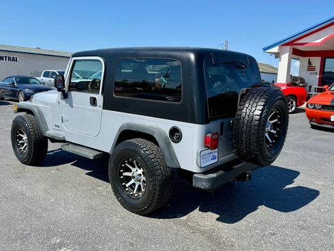 Used 2006 Jeep Wrangler Unlimited w/ Premium Audio Group AWD/4WD image 3