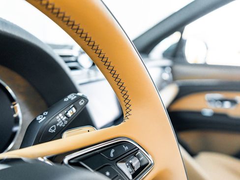 Used 2025 Bentley Bentayga image 32