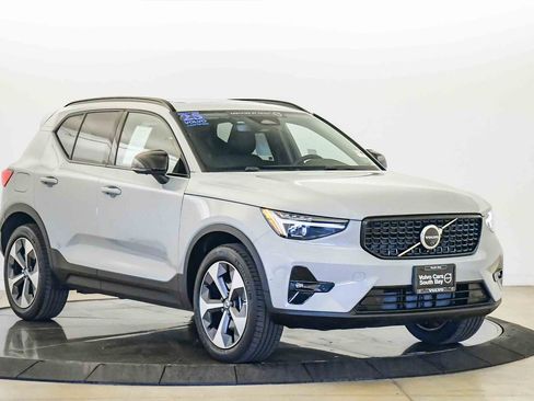 Certified 2025 Volvo XC40 B5 Plus w/ Protection Package Premier image 6