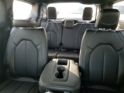 New 2026 Chrysler Pacifica Select image 32