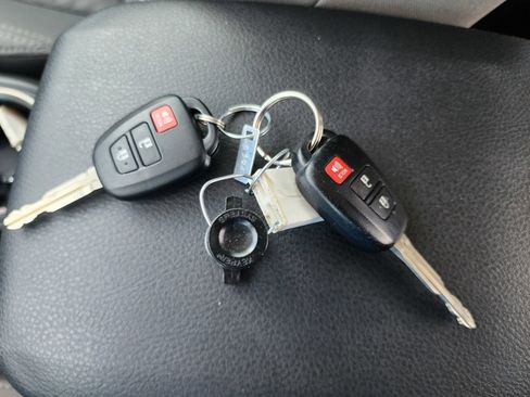 Used 2020 Toyota Tacoma SR image 27