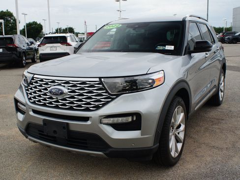 Used 2022 Ford Explorer Platinum w/ Equipment Group 601A AWD/4WD image 2
