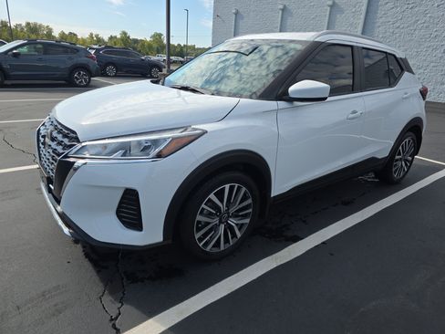 Used 2023 Nissan Kicks SV image 2