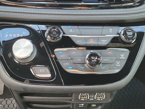 Used 2022 Chrysler Pacifica Touring-L w/ S Appearance Package image 38