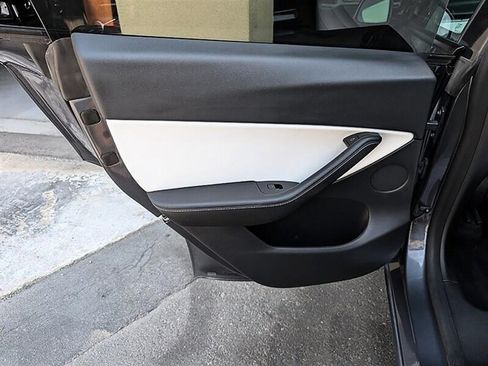 Used 2022 Tesla Model Y Performance AWD/4WD image 24