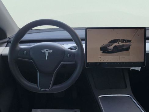 Used 2024 Tesla Model Y 2WD image 15