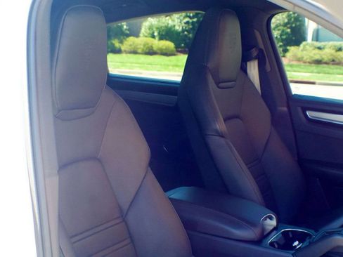 Used 2023 Porsche Cayenne Platinum Edition image 45