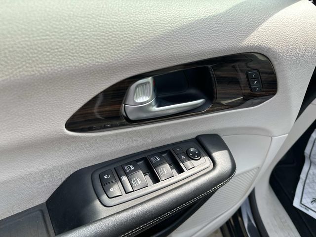 Used 2021 Chrysler Pacifica Limited AWD/4WD image 9