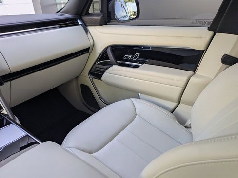 Used 2025 Land Rover Range Rover Long Wheelbase Autobiography image 18