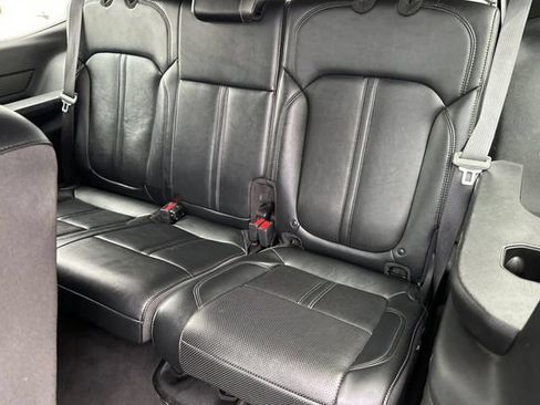 Certified 2024 Jeep Wagoneer Series II w/ Flexible Seating Group RWD image 17