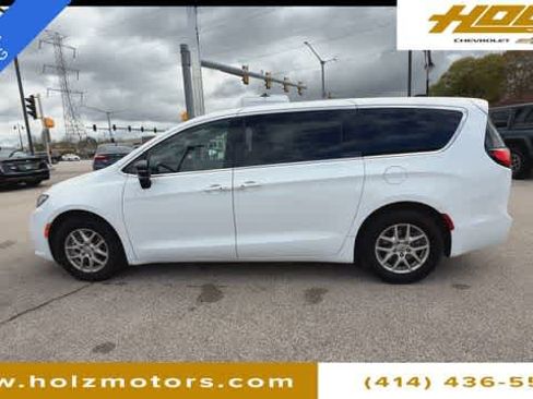 Used 2025 Chrysler Pacifica Select FWD image 5