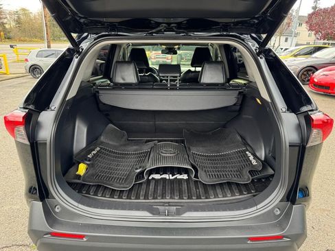 Used 2020 Toyota RAV4 XLE Premium image 5