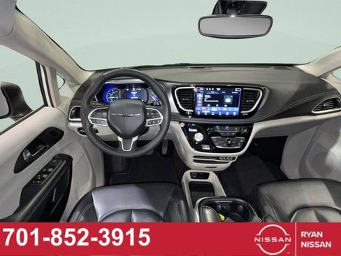 Used 2023 Chrysler Pacifica Touring-L image 2