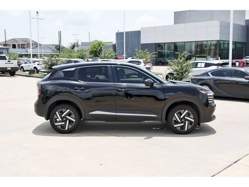 Used 2025 Nissan Kicks SV FWD image 6