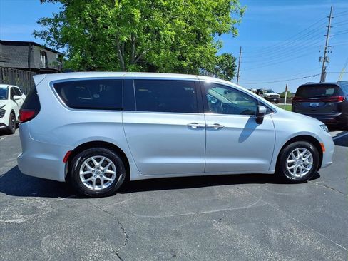 Used 2023 Chrysler Pacifica Touring-L FWD image 34