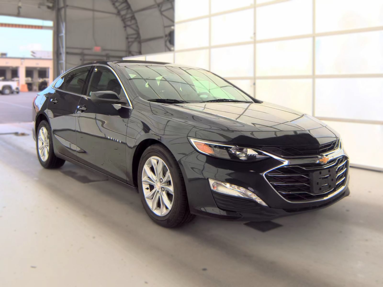 Used 2023 Chevrolet Malibu LT FWD image 2
