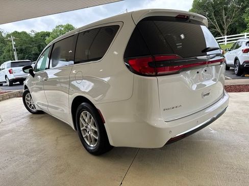 Used 2023 Chrysler Pacifica Touring FWD image 9
