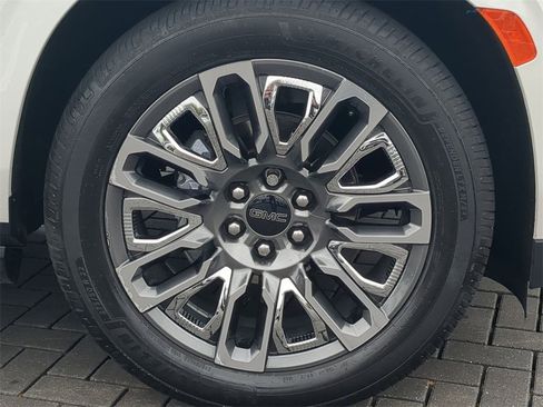 Used 2023 GMC Yukon Denali Ultimate image 12
