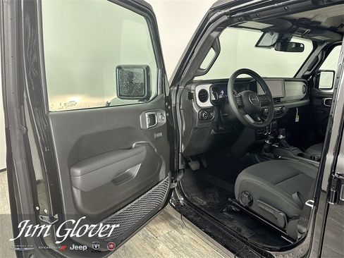 New 2025 Jeep Gladiator Sport image 23